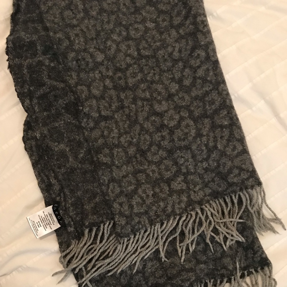 Theory Gray Leopard Scarf
